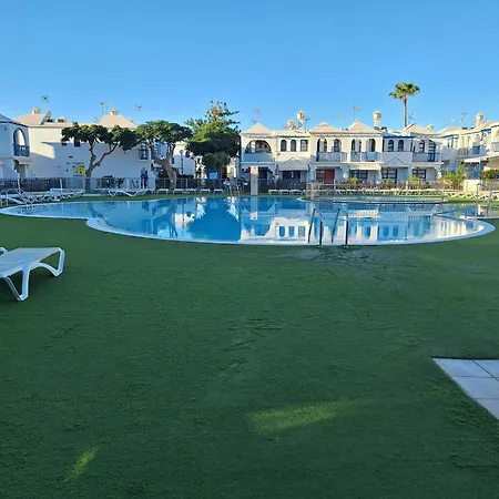 Poolfront Semesterbostad