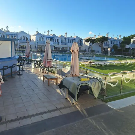 Semesterbostad Poolfront *